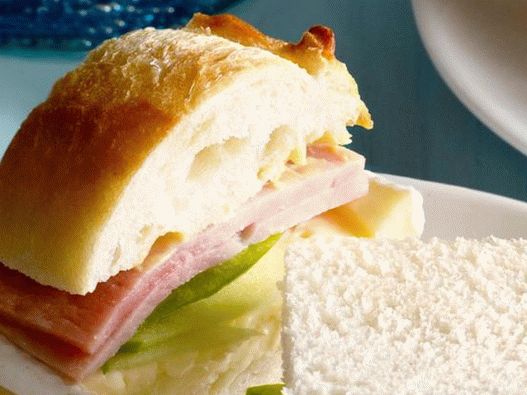 2. Szendvics sonkával, almával és brie sajttal