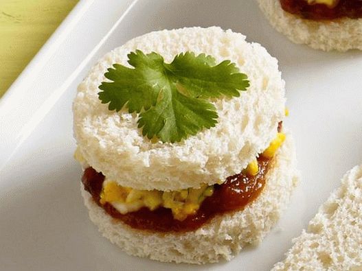 14. Tojás saláta és chutney szendvics