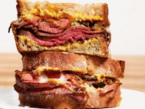 Panini sült marhahús hagymával