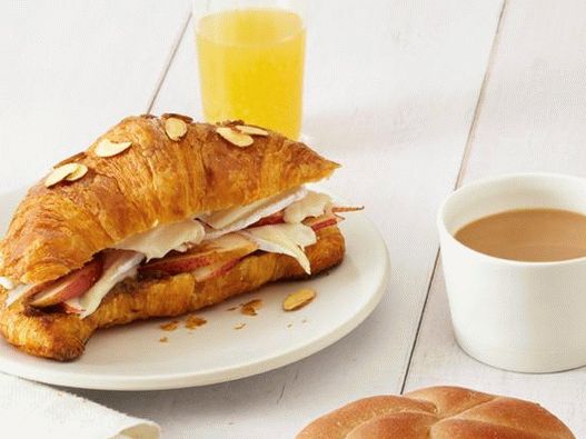 5. Croissant körtével és brie-vel.
