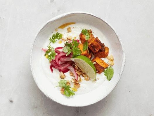 Fűszeres édes burgonyával: sült édes burgonya, kömény, pácolt hagyma, dió, koriander, lime és chili olajjal