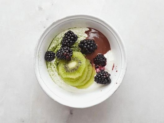 Az élénk lendület: matcha, csokoládés szósz nyers kakaóval, kivi és szeder