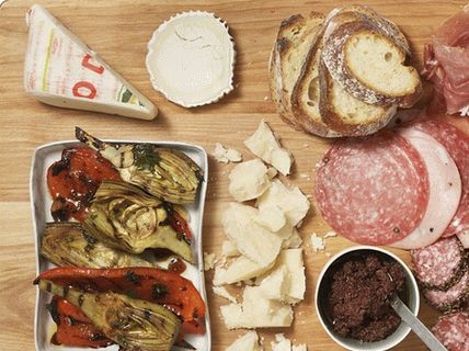 Antipasti fénykép sült zöldségekkel, kolbásszal és sajttal