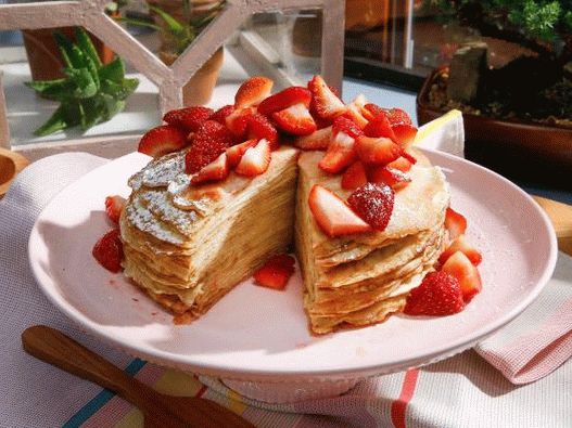 Fotó Palacsinta torta eper öntettel pezsgővel