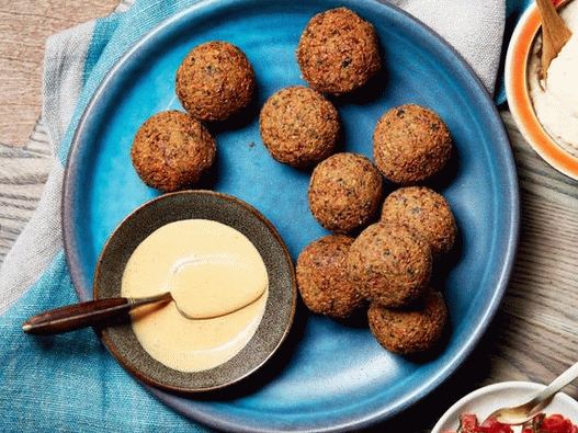 Falafel hummussal és hárommártással