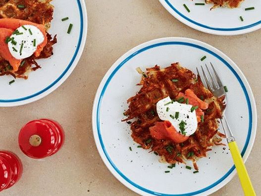 Az étel fényképe - Hash Brown egy gofrisütőben füstölt lazacsal