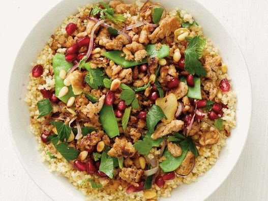 Fénykép egy quinoa tálból pulyka és hóborsóval