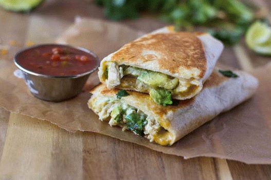 Fénykép egy Burrito csirkével és avokádóval