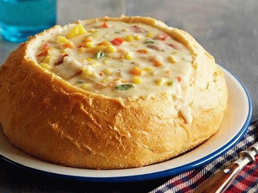 Fotó egy chowder-ből kukoricával és sajttal kenyértartókban