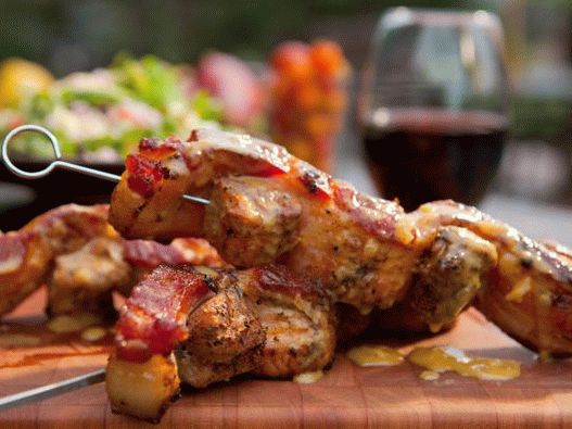 Baconba csomagolt sertéskebab