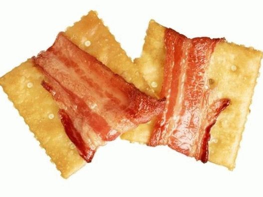 Baconba csomagolt tengeri sós kekszet