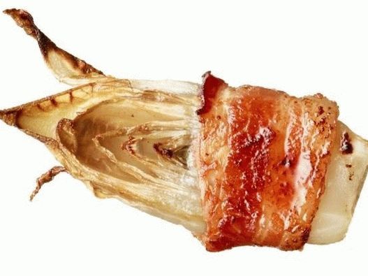 Szalonnába csomagolt endívia