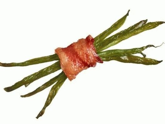 Szalonnába csomagolt karakterláncbab