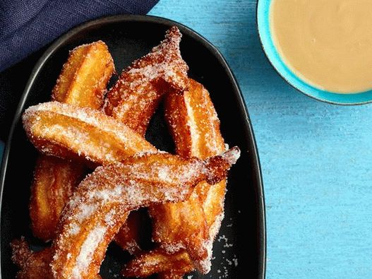 Fénykép Churros-ról kókuszdió szósszal (fánk a puding tésztából)