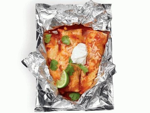 Grillezett fénykép Enchiladas-ból fóliacsomagolásban