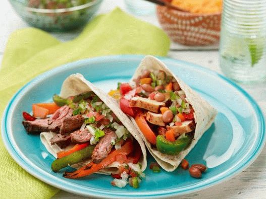 Grillezett fajitas fotó kétféle töltelékkel