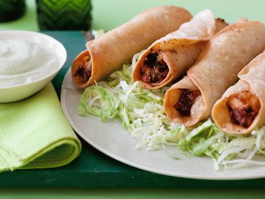 Flautas fotó csirkével és avokádó krémmel