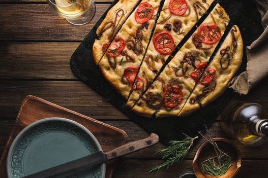 Photo Focaccia hagymával és rozmaringgal