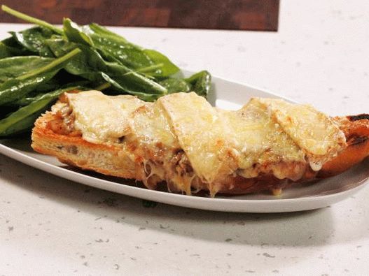 Fotós francia hagyma pizzaleves salátával és szőlősmártással Dijon mustárral