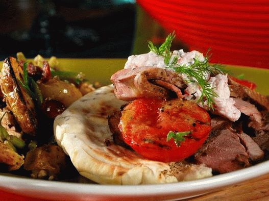 Fotó Gyrosról retek tzatziki szósszal