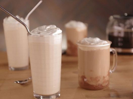 Fotó forró mogyorós latte csokoládé-karamell szirupral