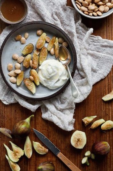 Fotó görög joghurt füge, dátumok és mézzel