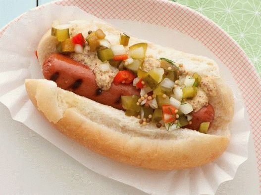 Fotó Hot dog grillezett kolbásszal és házi pácolt uborkaszósszal