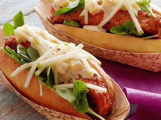 Fotó Hot dogok csirke kolbásszal és indiai fűszerekkel