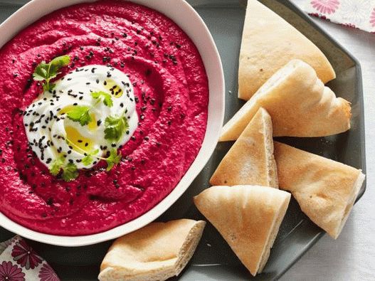 Cukorrépa és Tahini Hummus fényképe