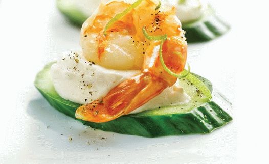 Fénykép uborka kanapes garnélával és limekrémmel