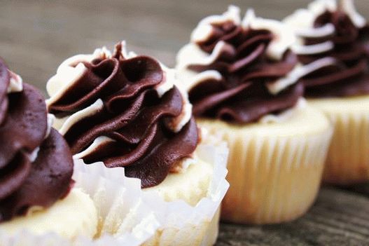 Fénykép Cupcakes tejfölből és csokoládékrémből