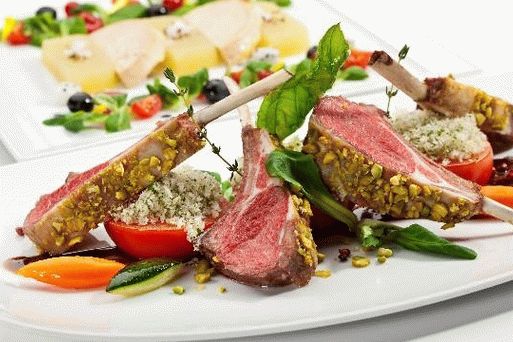 Fotó egy báránytartóval, amelyet gorgonzolából főztek a grill