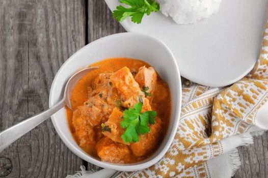 Fénykép egy csirke curry-ból a mikrohullámú sütőben