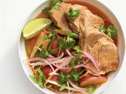 Fénykép Curry sertéshúsból és burgonyából egy lassú tűzhelyben