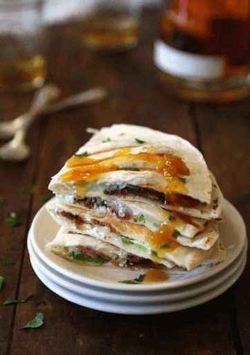 Fénykép Quesadilla füstölt pulyka, brie sajt és sárgabarack