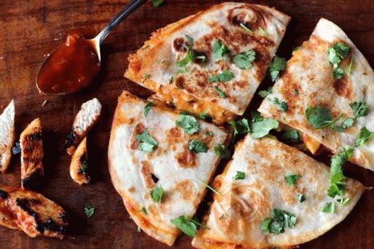 Fénykép Quesadilla csirkével és barbecue szósszal