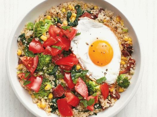 Fénykép Quinoa tojással, szalonnával és zöldségekkel