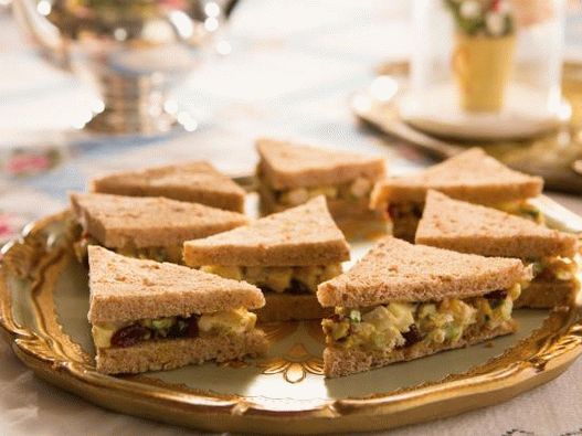 Photo Club szendvics csirkével, almával és curry salátával
