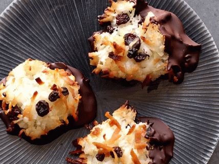 Photo Coconut Macaroons in chocolate