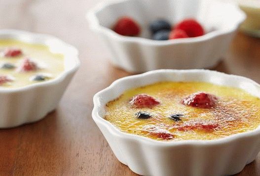 Fénykép creme brulee bogyókkal