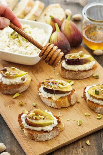 Fénykép Crostini füge, méz ricotta és mogyoró