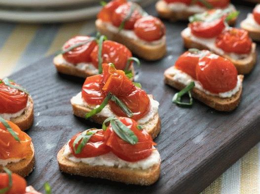 Fénykép Crostini sült paradicsommal, ricottával és bazsalikommal