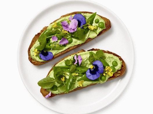 Fénykép Crostini ricotta és ehető virágokkal