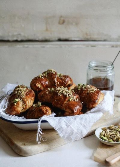 Fénykép croissant-t és csokoládét