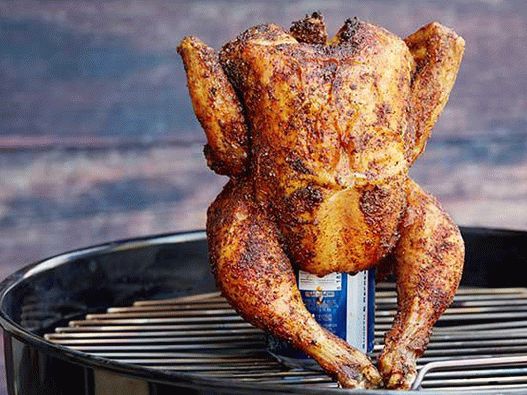 Fotós grillezett csirke egy söröskannán