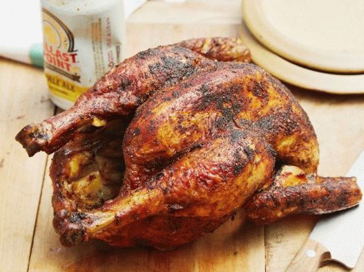 Fénykép csirke egy korsóban kóla grill szósszal