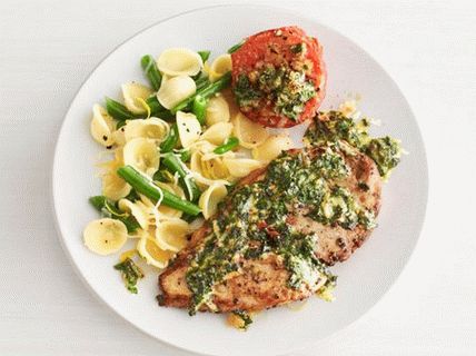 Fénykép csirkemellről Arugula Pestoval