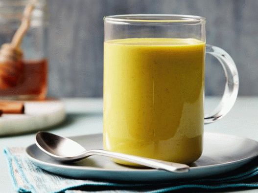 Latte fényképe kókusztejben és kurkuma