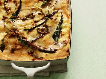 Lasagna fényképe levette a kukoricát és a borsot