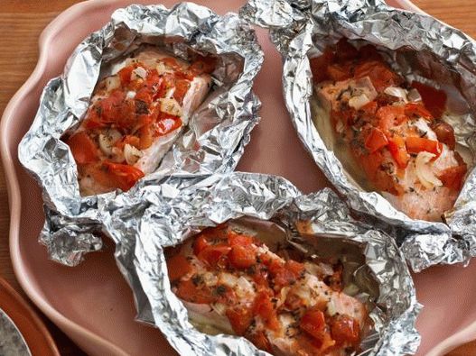 Fotó lazacról, fóliában sült paradicsommal